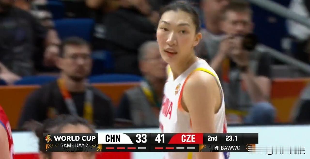 中国女篮世界杯关键站半场结束中国队暂时33-41落后8分。韩旭11分6板2断、杨