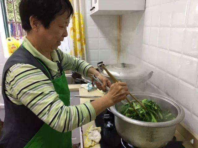 我是4月份退休的，6月已经领退休金了，只有2200元，玩了10多天太无聊，找了个