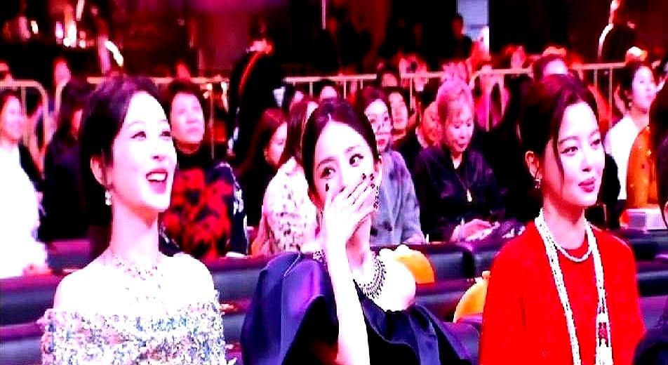 杨紫的后槽牙，成了当晚最贵的表情包。
 
她仰头大笑，牙花子全露在外面，裙子跟着