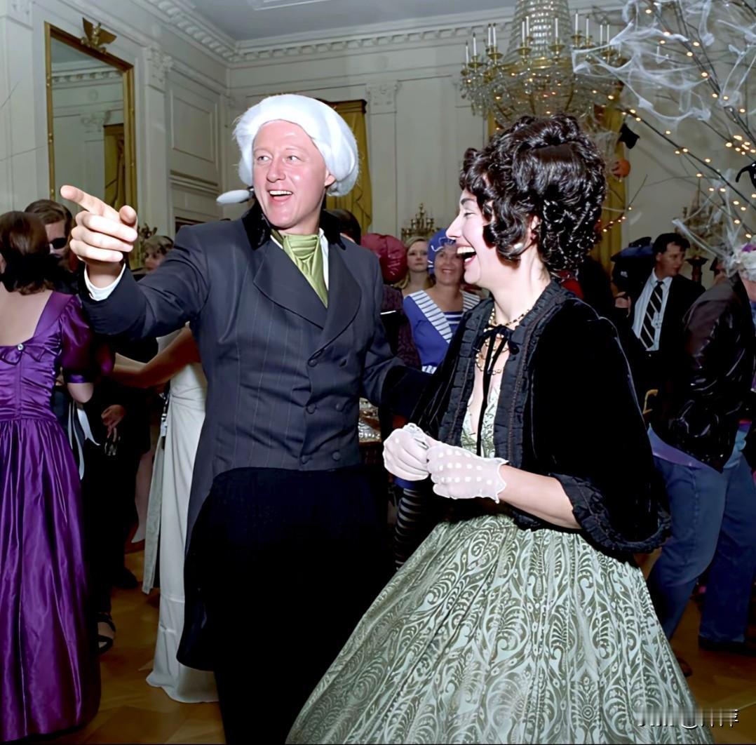 1993年的白宫东厅，蜘蛛网和南瓜灯装点着大厅，一场特殊的派对正在举行——既是万