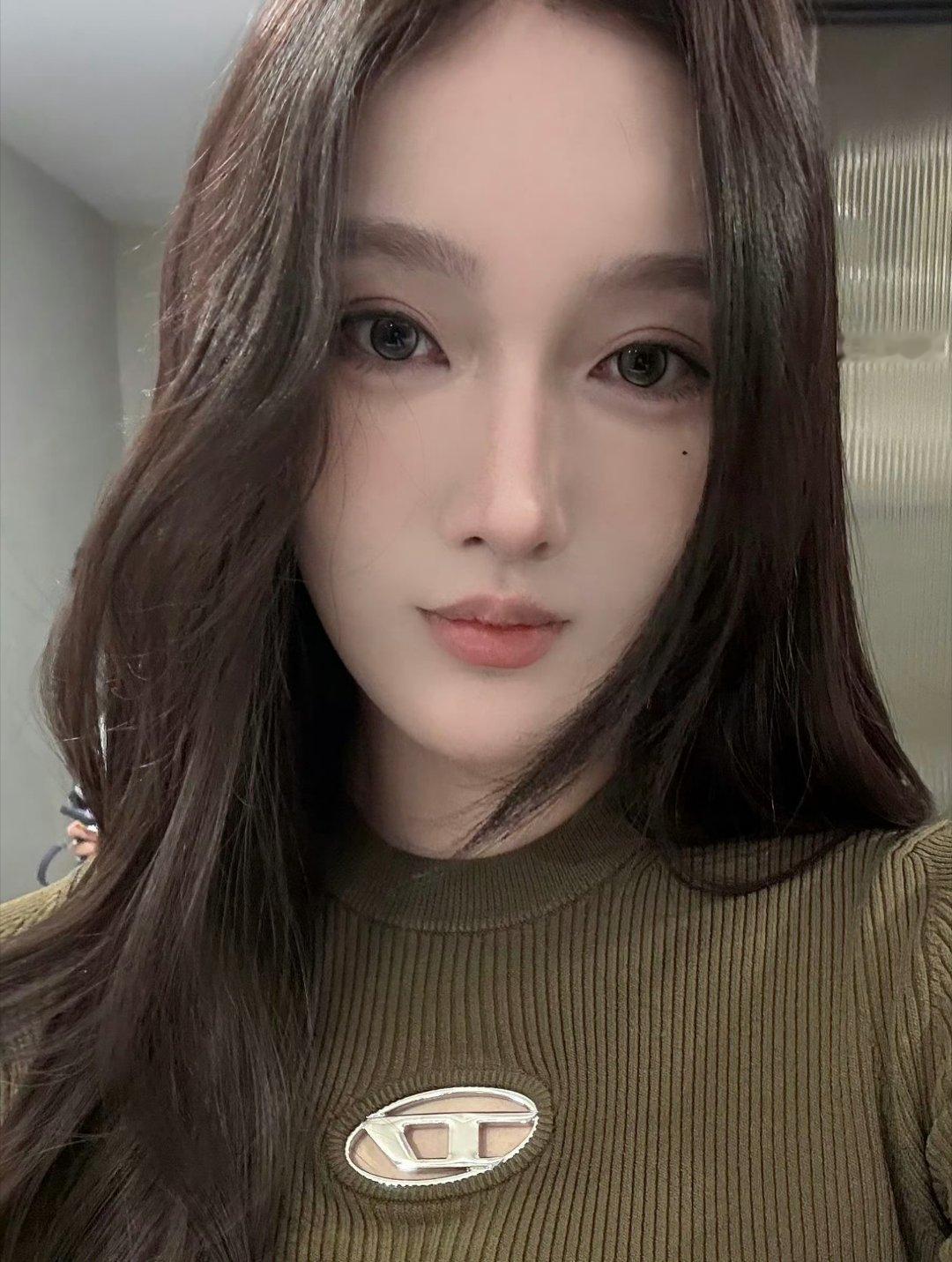 都美竹仍拒不道歉整件事存在两层纠纷需要分开看待，粉丝大额转账的经济争议尚无定论，