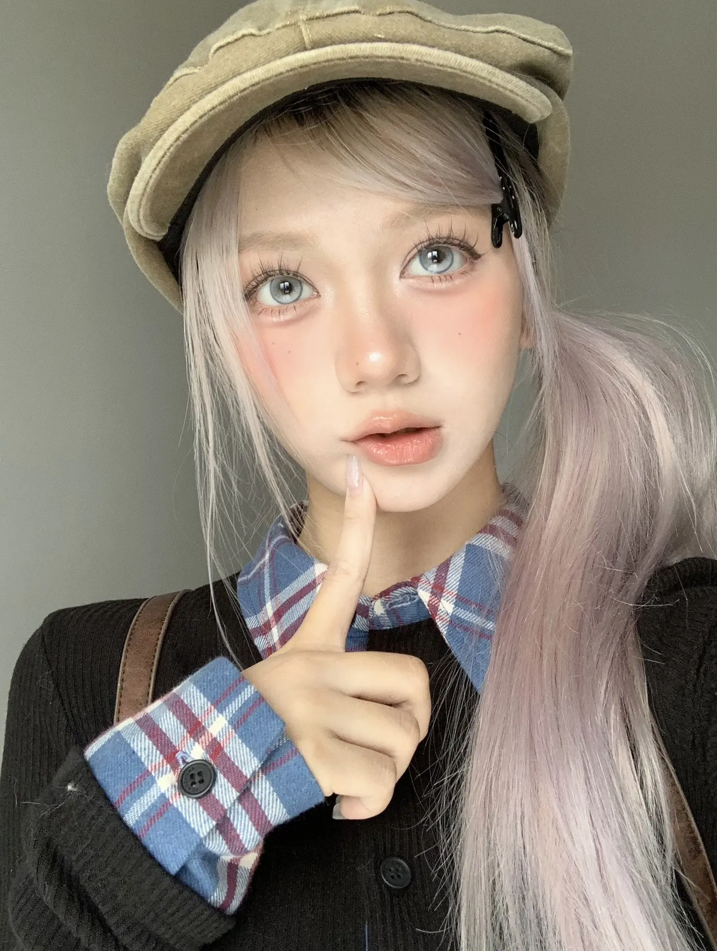 不是网上的电子恋人 是远在异地的爱妻。
