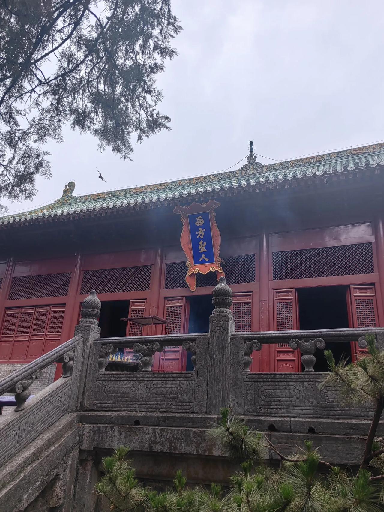 少林寺也就是一个很小的寺院，当年，拍的电影少林寺，里面拍武打戏，能容纳上千人吗？