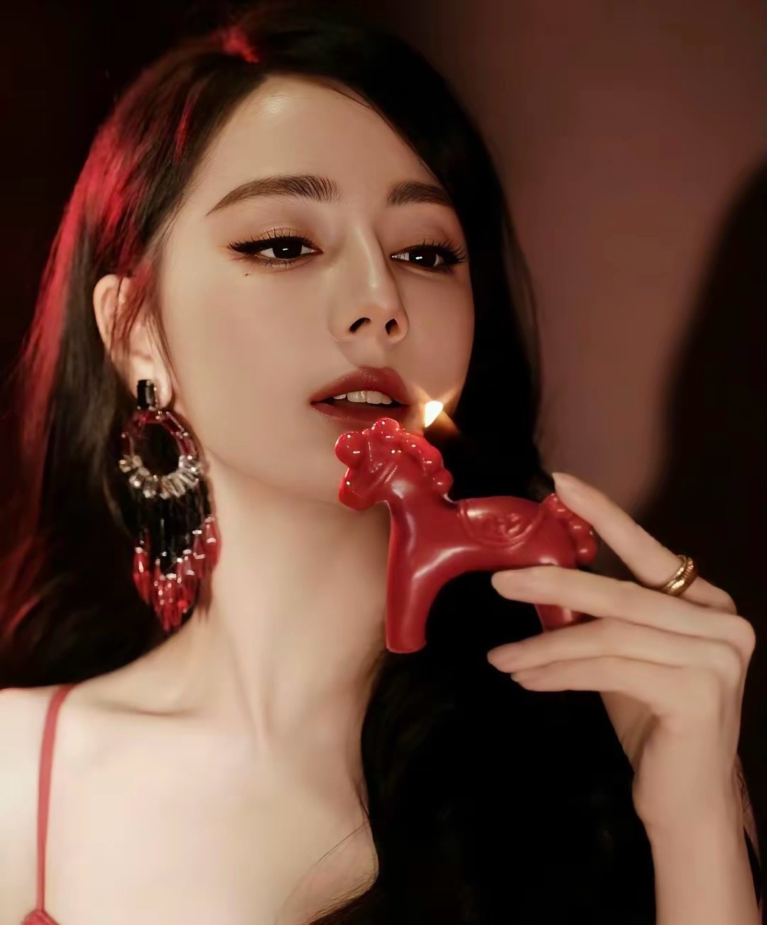 整个内娱我最搞不懂的人，就是热巴了，明明自己已经是顶流了，为什么会被自己工作团队