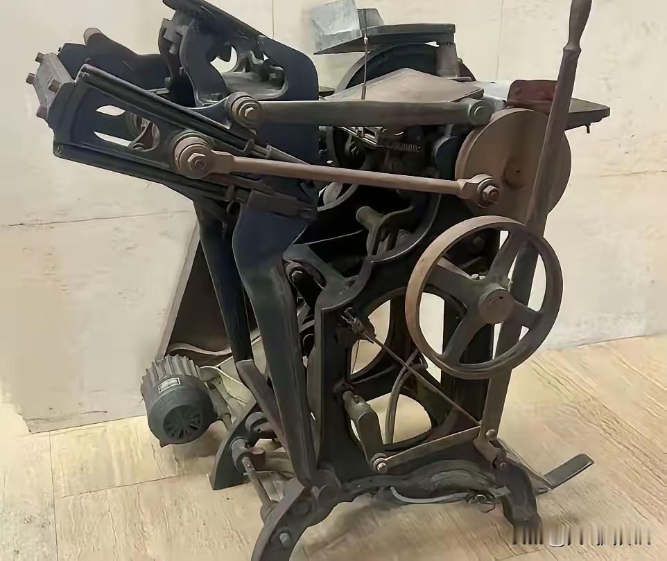 工厂搬迁，工友们在仓库角落里搬出来一台七十年代用的老机器。现在随着科技发达，这种