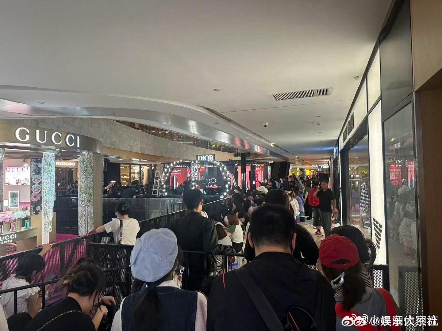 大家真的好齐心，好暖的一家人，他们都爱他，他也爱他们，双向奔赴🈶！｜邓为 ​​