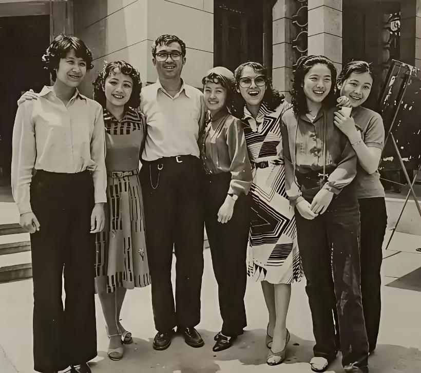 王铎：谢晋与女青年歌手

在1982年，谢晋与几位女青年歌手见面。
她们是苏小明