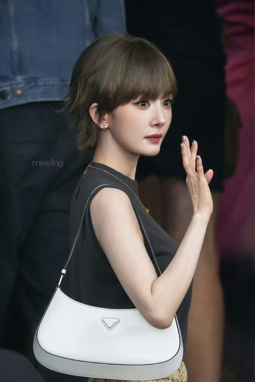 杨幂短发帅我一脸杨幂美得我神清气爽杨幂这短发造型真的太惊艳了！她那种不经意间流露