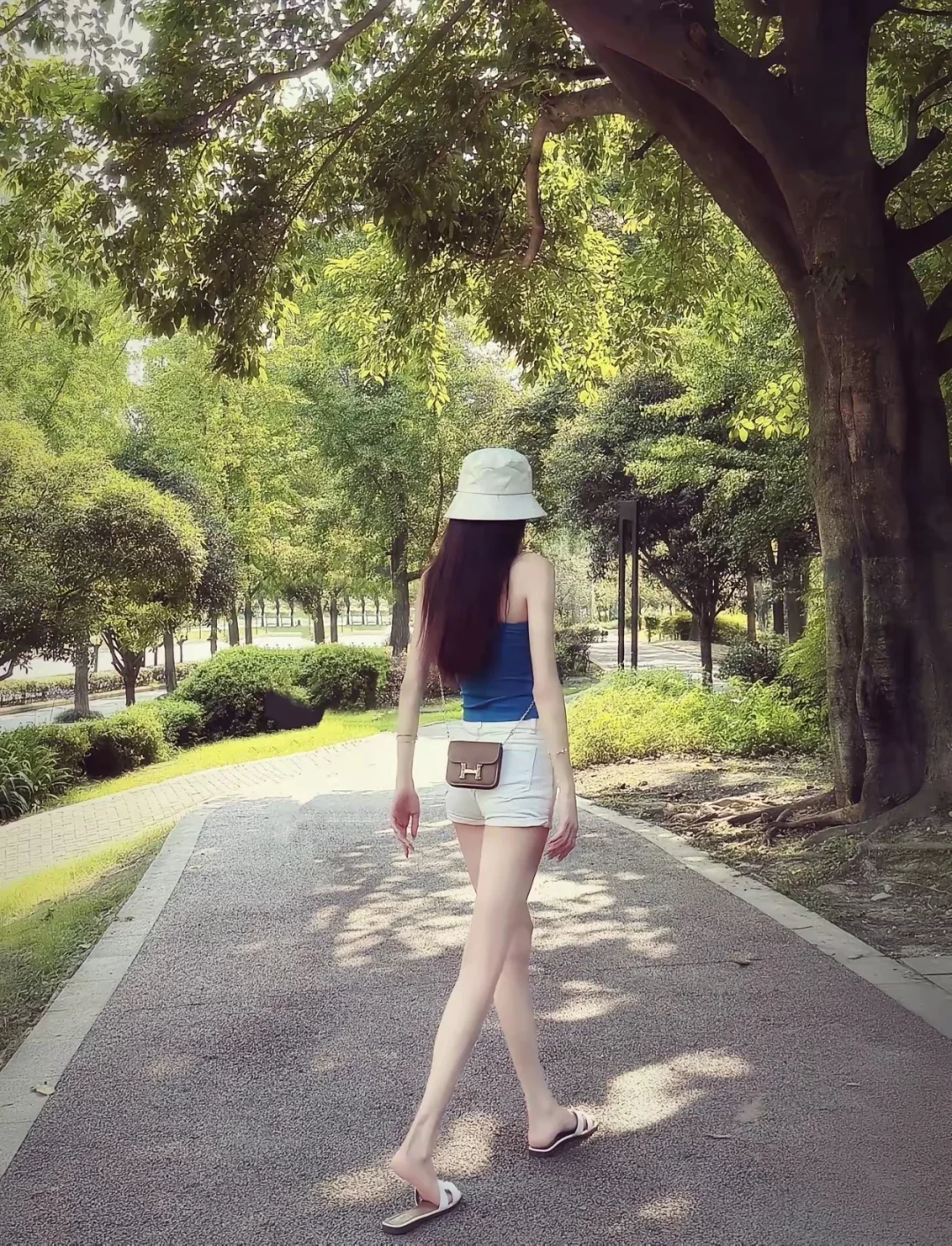 女性通常会觉得身边有美女的男性更有吸引力。 	 进化心理学家戴维·巴斯...