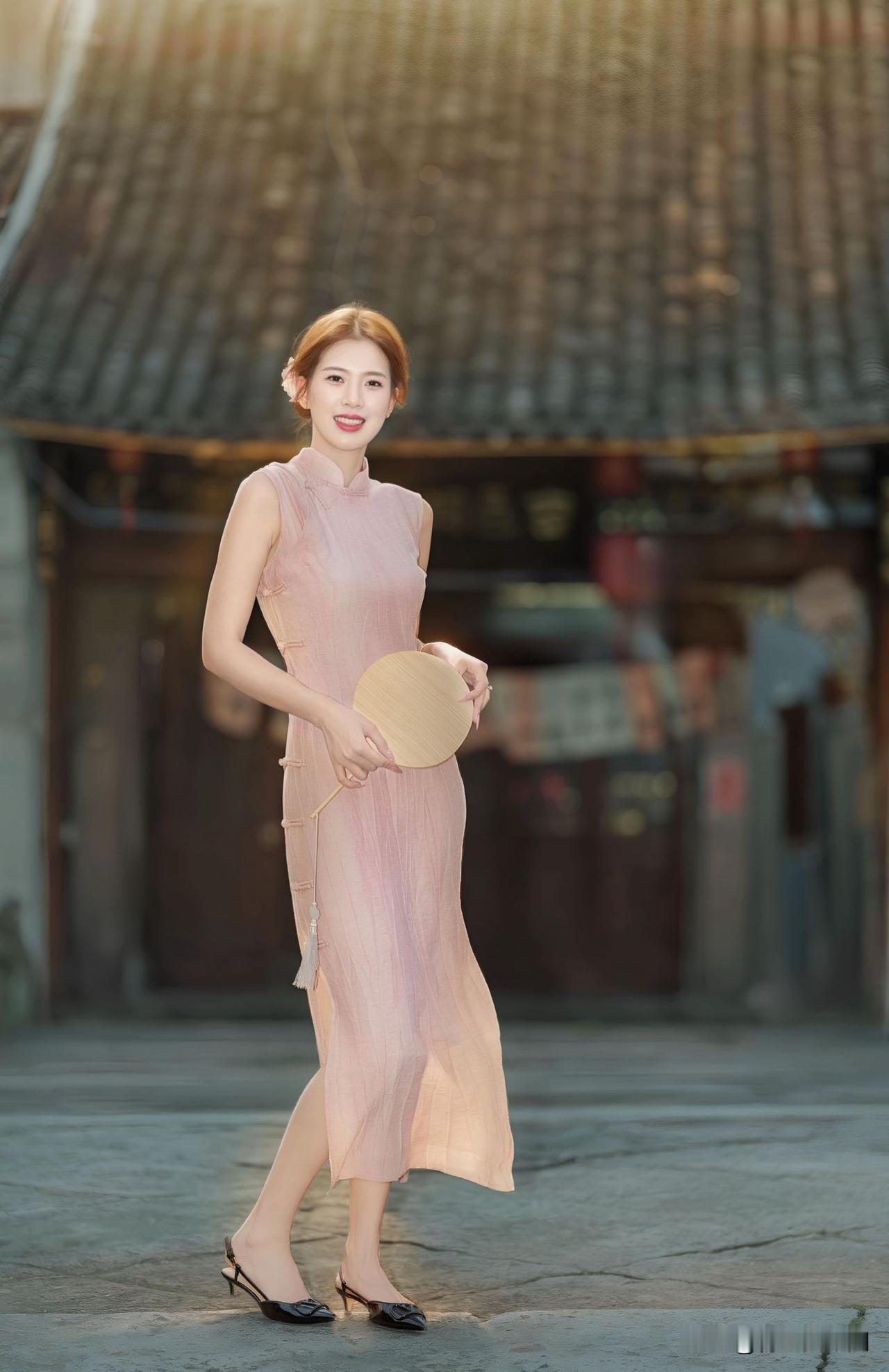 秋天和美人简直是绝配。就像唐艺昕晒出的秋天美照，手持咖啡，笑容温暖治愈，秋日阳光