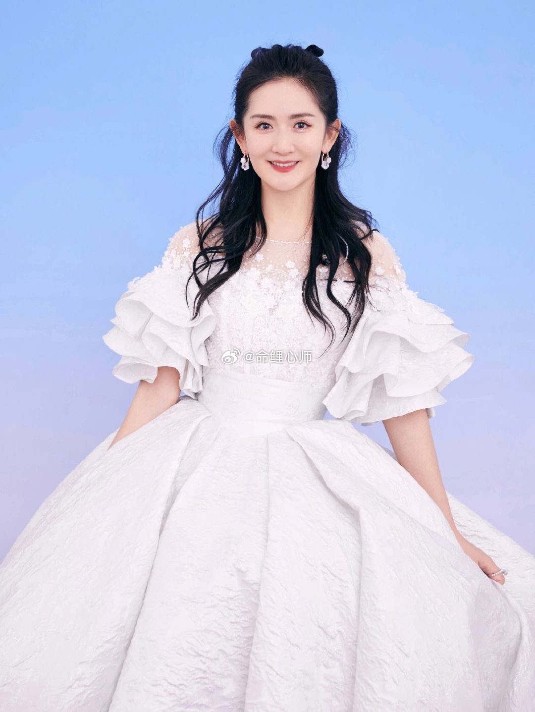 #谢娜带三个孩子逛商场#谢娜的五行命盘是甲木，属阳木，甲木代表： 大树、仁心、进