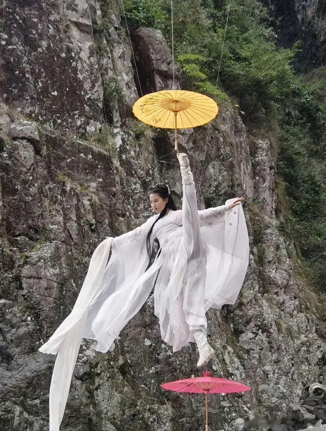 这个高空吊威亚的动作一看就很难，16岁的刘亦菲居然做到了，表情还那么到位，活该她