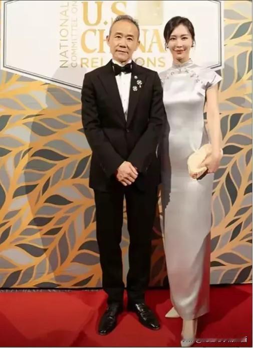 王石的年龄越大还越有男人味，一身西装笔挺的，风度和气质不减当年，妻子田朴珺一袭银