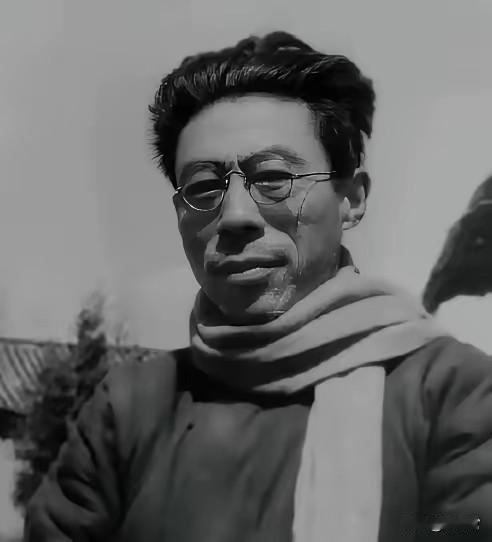闻一多先生在云南被暗杀时，他的长子奋不顾身扑上去为父亲挡了五个子弹。闻立鹤扑倒父