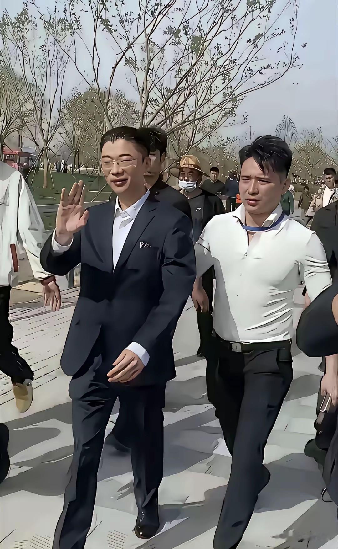 这牌面，出入带保镖郭有才