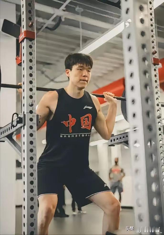 杨翰森天价合同！在今天的NBA选秀中，开拓者在第16顺位选中杨翰森，青岛男篮主力