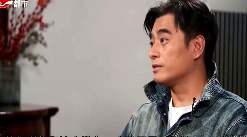 你先别急着感动，咱们把这事儿掰开了看，这哪是什么简单的拔刀相助，这分明是一场拿身