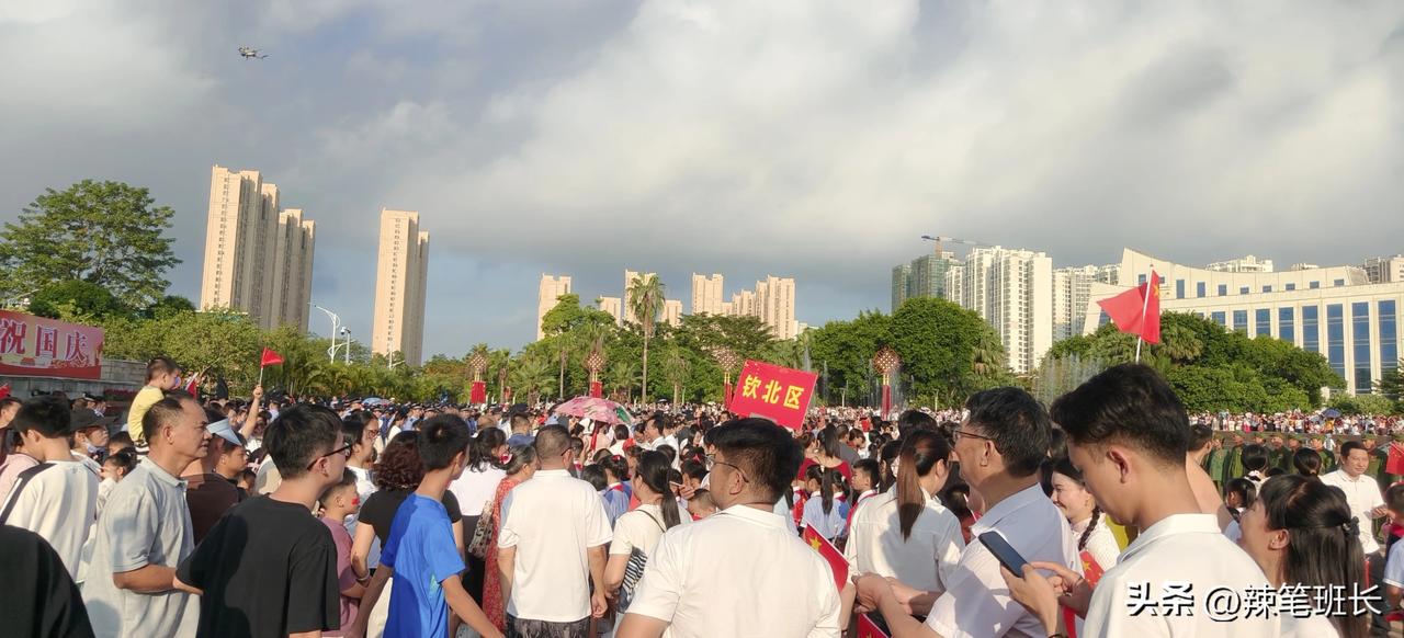 10月1日早8点，钦州行政信息中心广场升旗仪式，共贺祖国77华诞。
10月1日清
