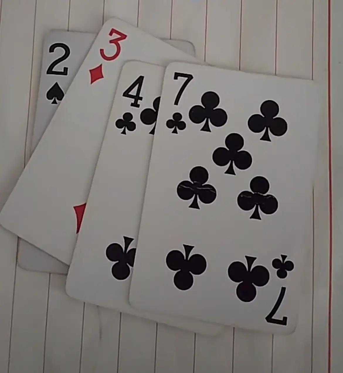 24点。 怎么算？我认输，我承认，这样的题我一点也不感冒，百思不得其解。
动动脑