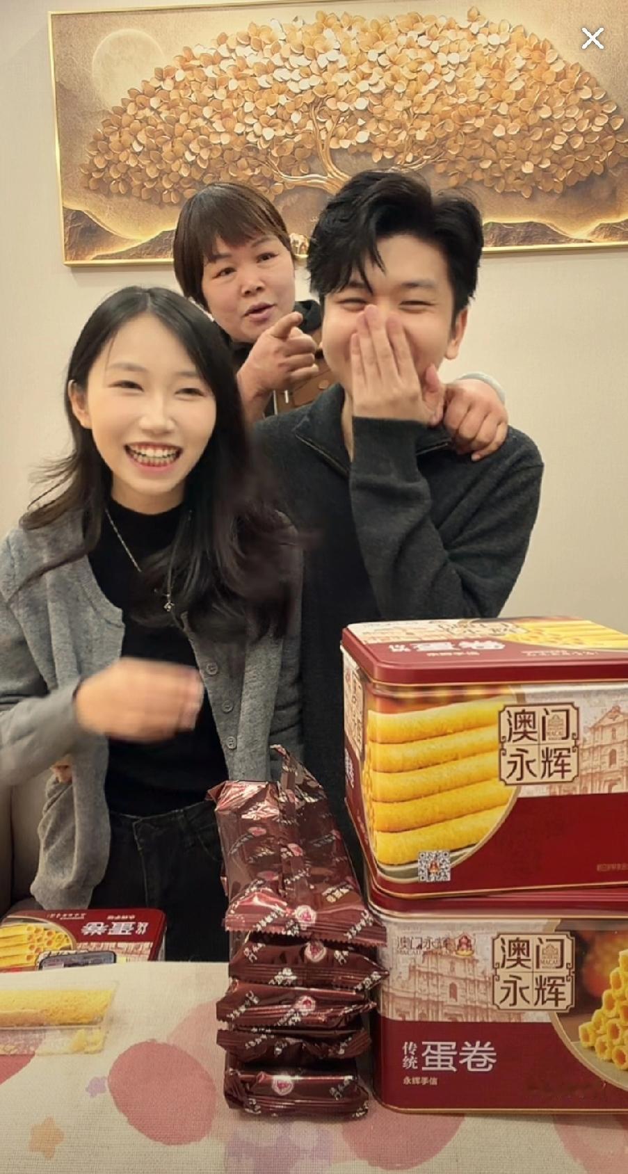 这个丈母娘看女婿，越看越帅。
叶锐聪姐姐在家直播，男朋友前来助力，最主要这次选品