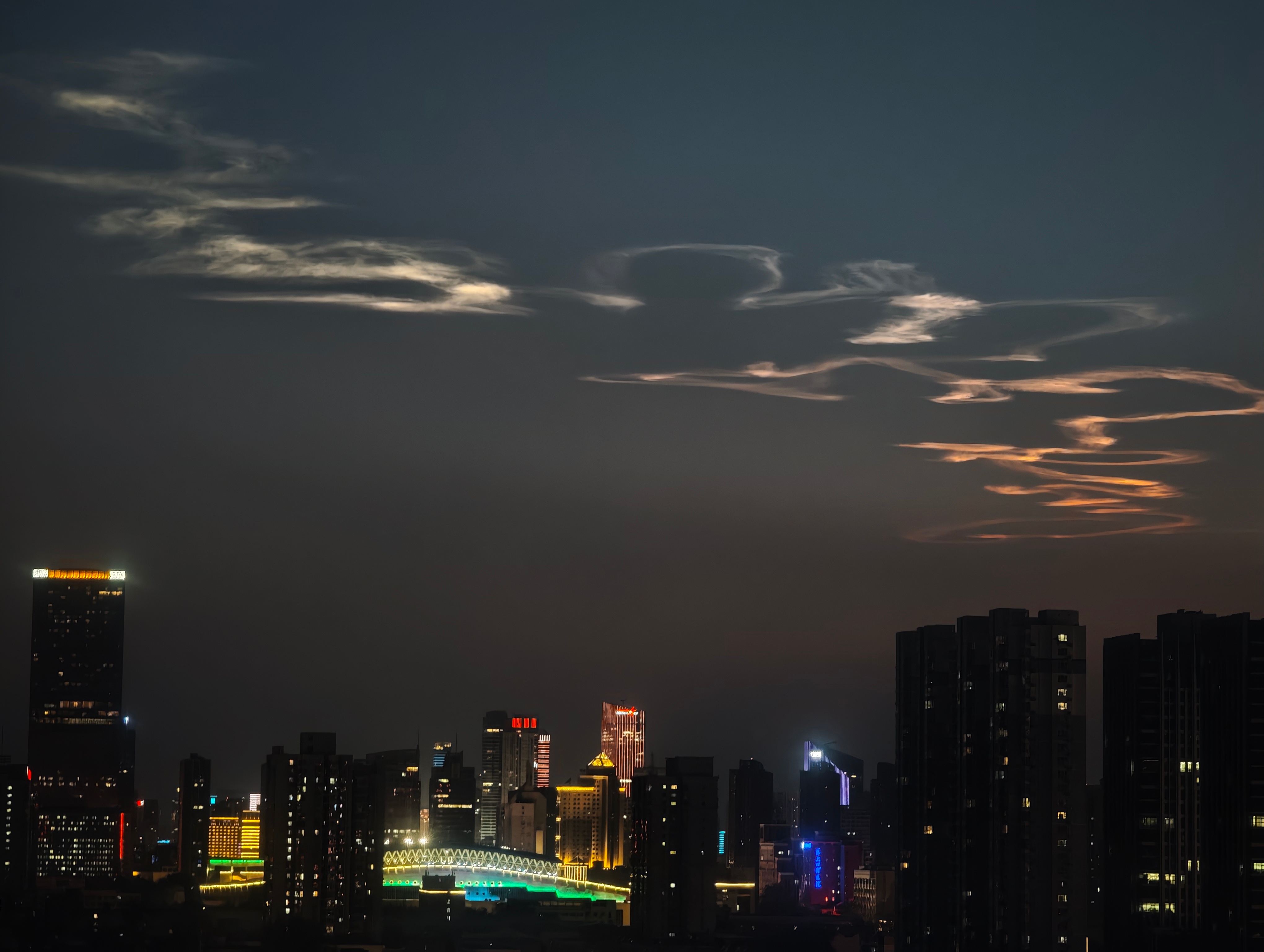 欧哥拍到了「长征六号甲火箭云」！去年在做晚饭没拍到，今年总算逮到了，再补图二