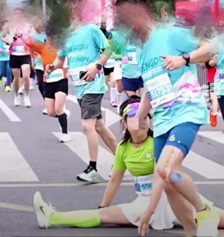 最近成都马拉松上的“劈叉姐”真是把自己作火了。本来大家好好跑步，她倒好，在人挤人