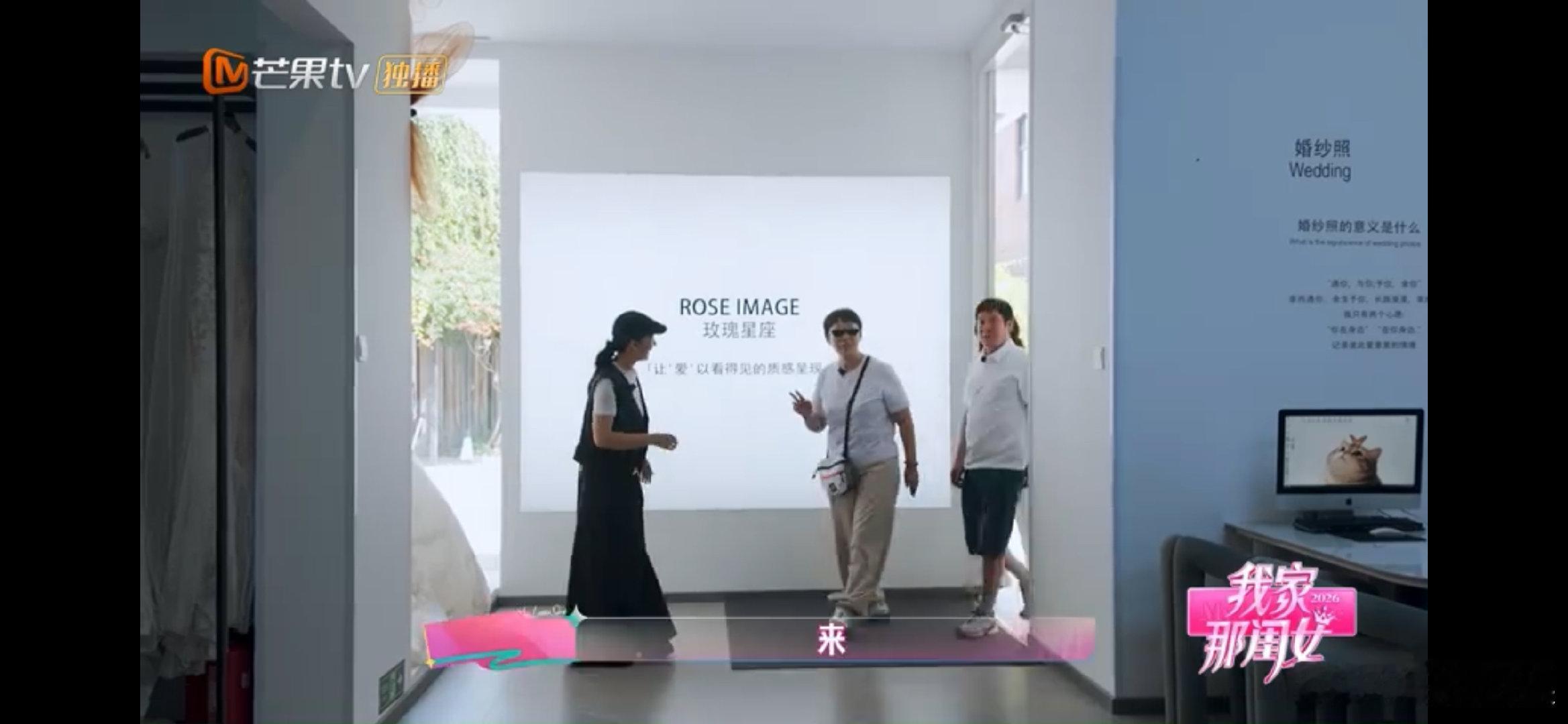 陈瑶带父母补拍婚纱照我家那闺女细节满是心意，陈瑶亲手制作手捧花，还准备了趣味土味
