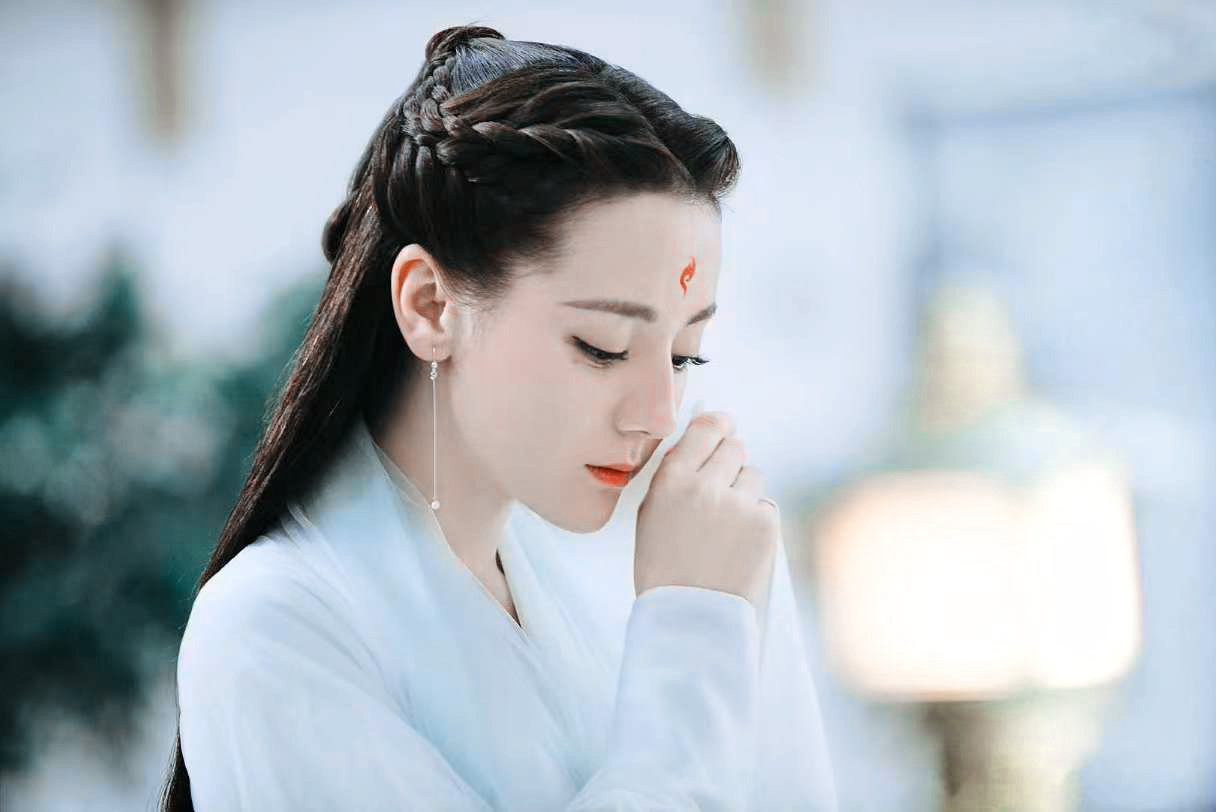 迪丽热巴利剑玫瑰 dlrb迪丽热巴宣传为地球献出一小时 “谣言懈怠不停 她从未繁