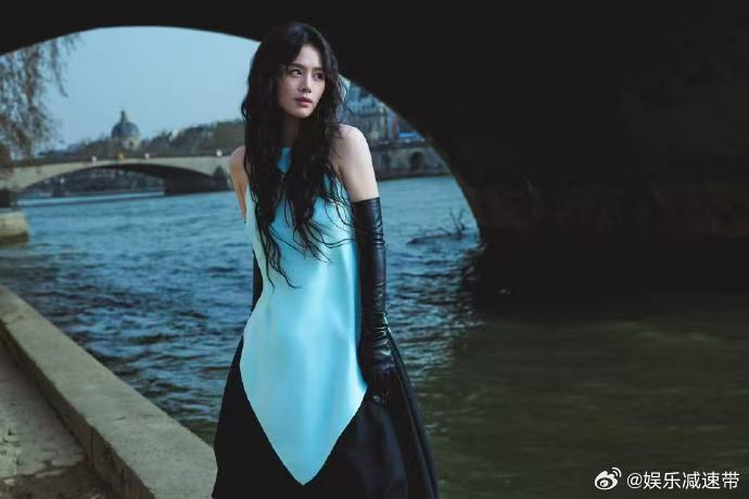 马思纯把撞色玩明白了 马思纯撞色玩得超溜！冷调蓝眼影与暖调底妆碰撞，薄荷绿和黑纱