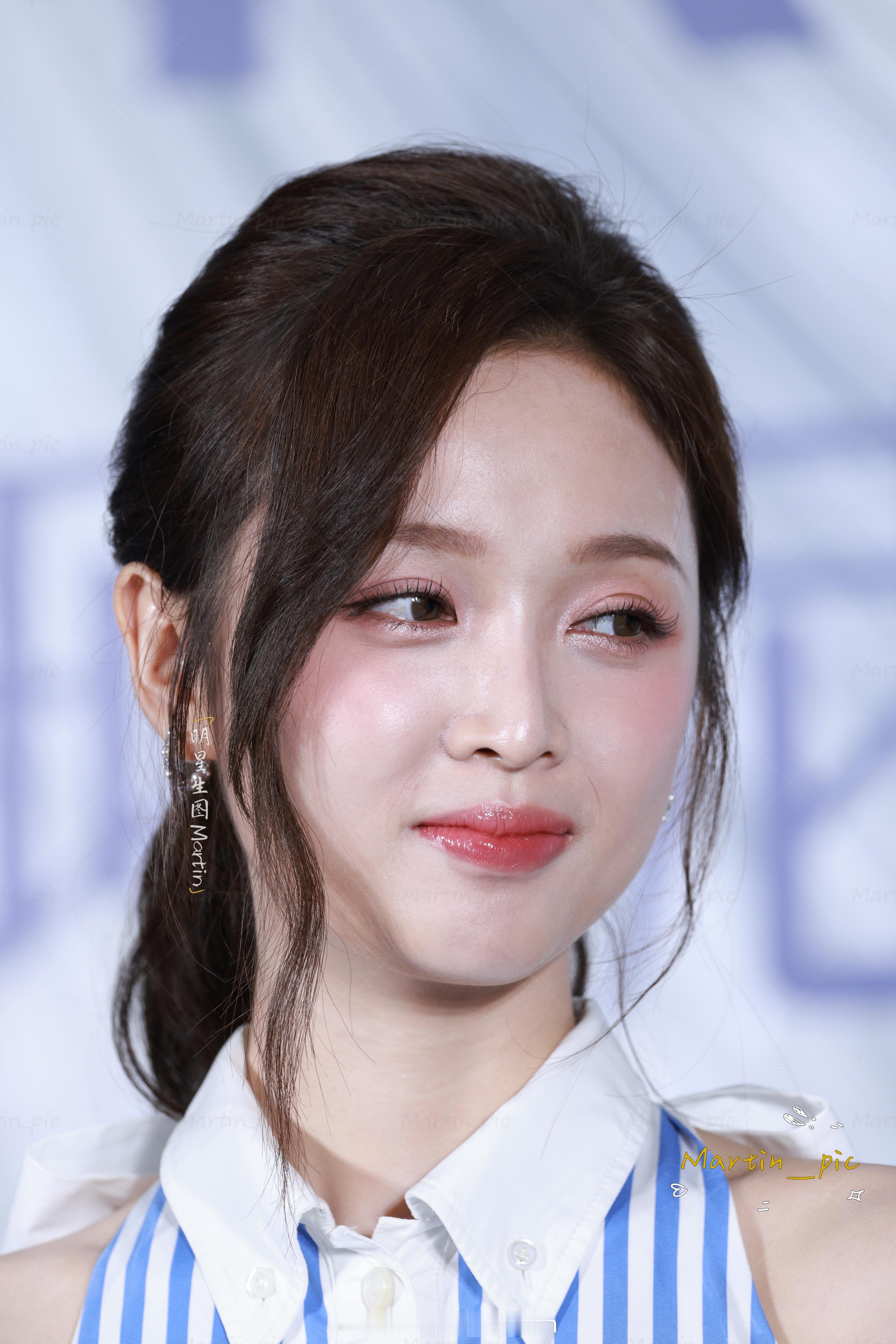 吴宣仪[超话] 吴宣仪柯尼娜品牌活动生图小选真的白白嫩嫩，生图状态超级棒[好爱哦