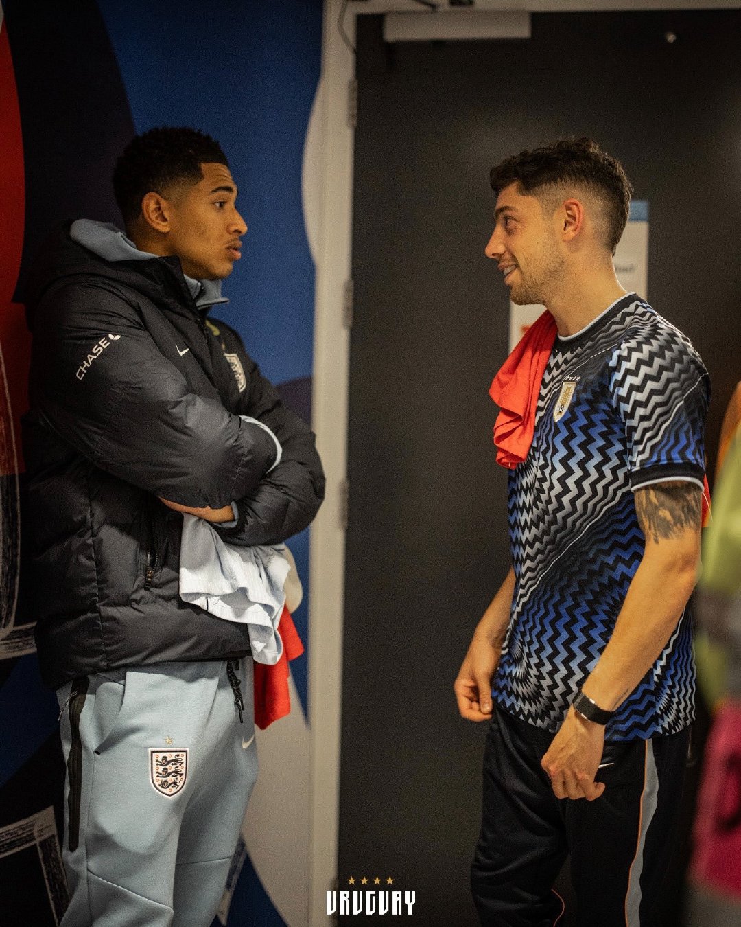 贝林厄姆和巴尔韦德赛后交换球衣。🤍 友谊赛英格兰1比1乌拉圭