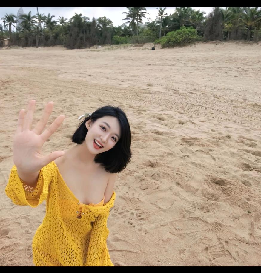 当你在沙岸向我挥手
光阴便碎成了浪的褶皱
你的笑是热带的风
吹得我心跳 有了停泊