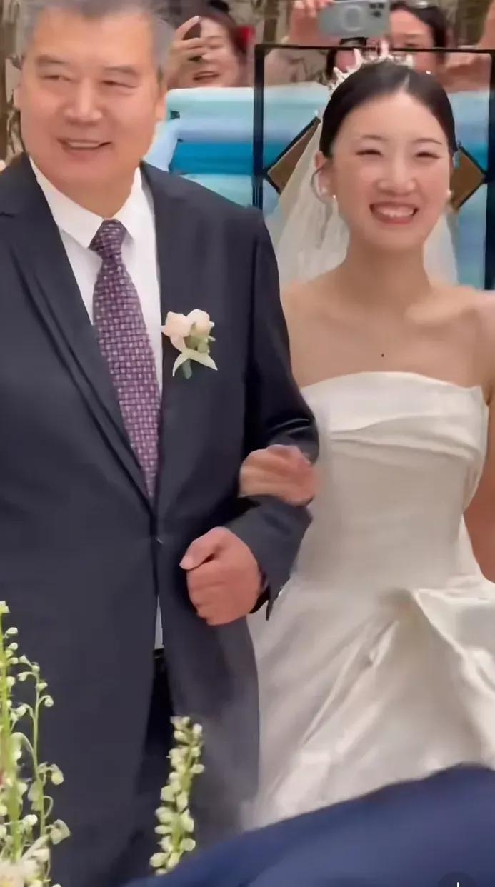 今天国乒功勋教练李隼指导的爱女结婚，牵着女儿的手送到新郎官手上，李指导忍住了没哭