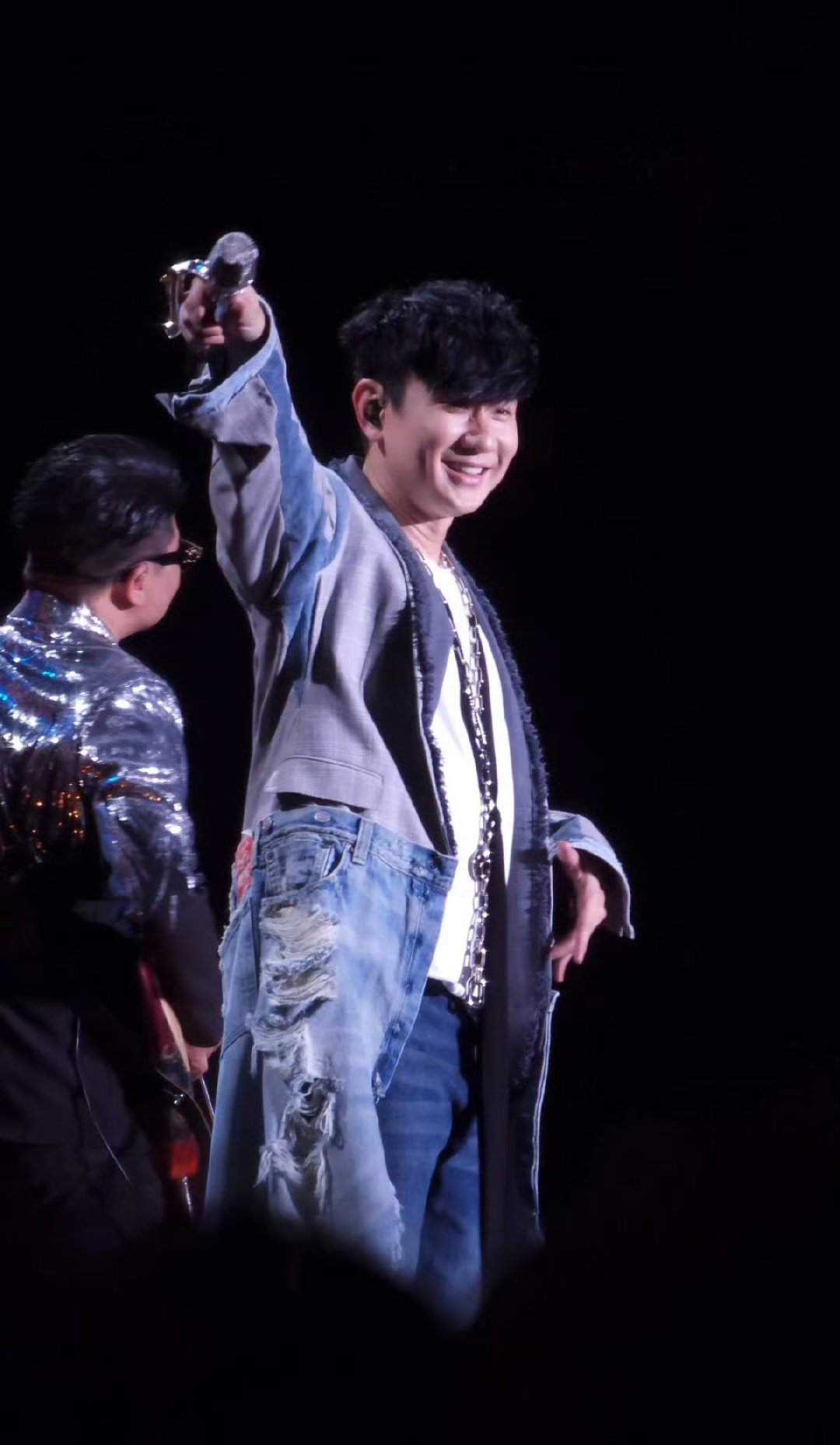 #五月天上海演唱会嘉宾林俊杰#啊啊啊啊啊五月天上海演唱会嘉宾是林俊杰？！是谁羡慕