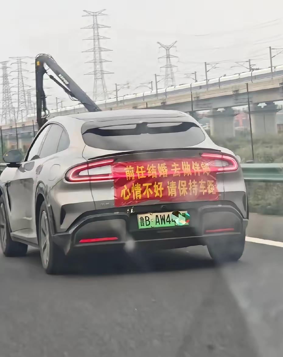 与你何干？
看来还没有放下，醋性大发，心里隐隐作痛，在那段曾经的感情里面还没有走