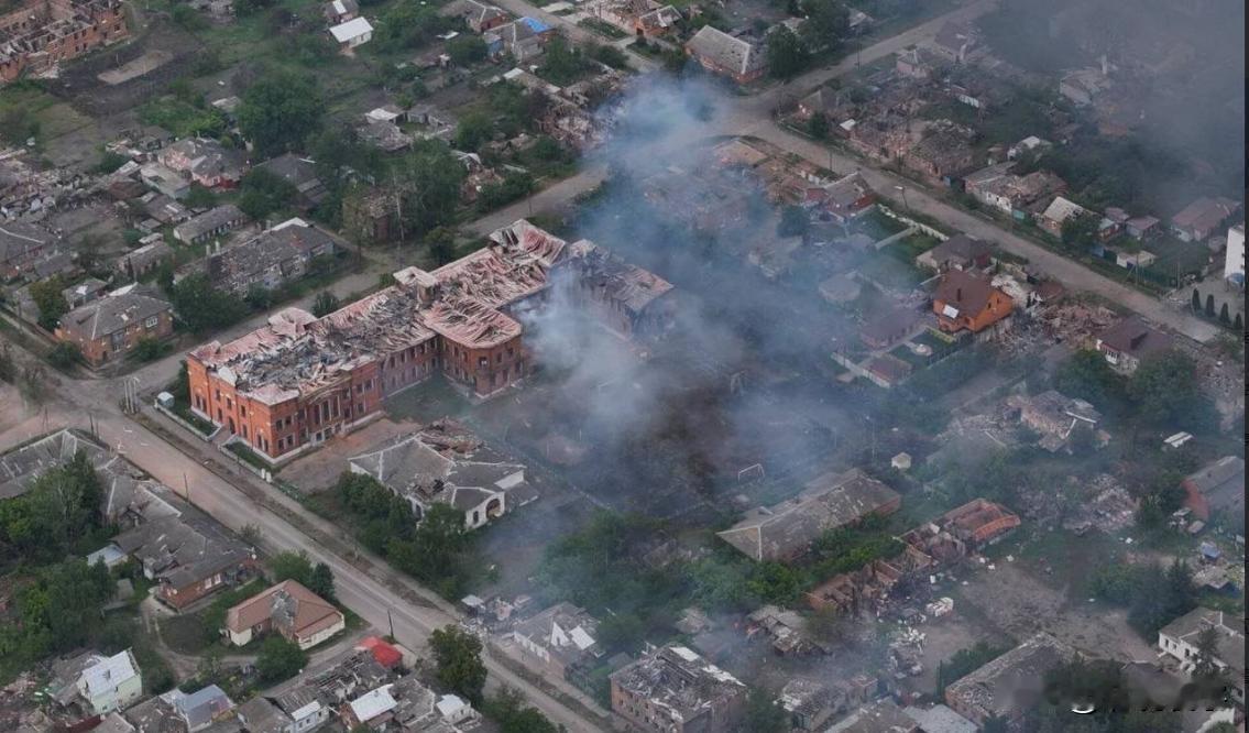 5月18日，俄军无人机航拍，哈尔科夫州边境城市沃尔昌斯克现状。目前，俄罗斯军队猛