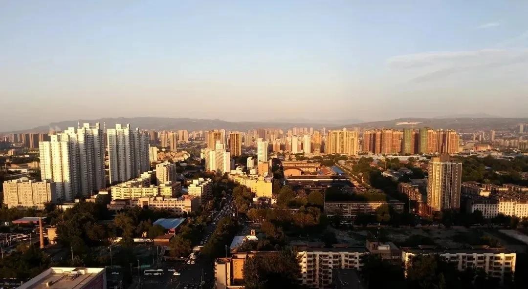 面对城市更新和城中村改造项目多样化的资金来源和融资路径，为了确保项目的顺利进行和