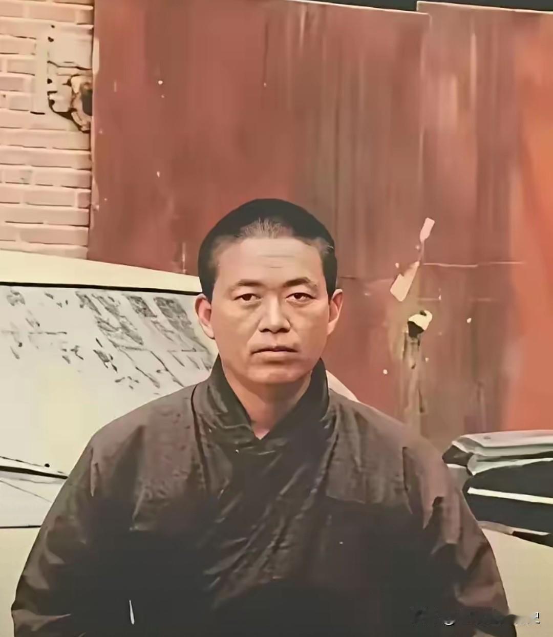 年轻时候的释大师看着好面熟，像是那个明星，可又说不出来，你知道吗？