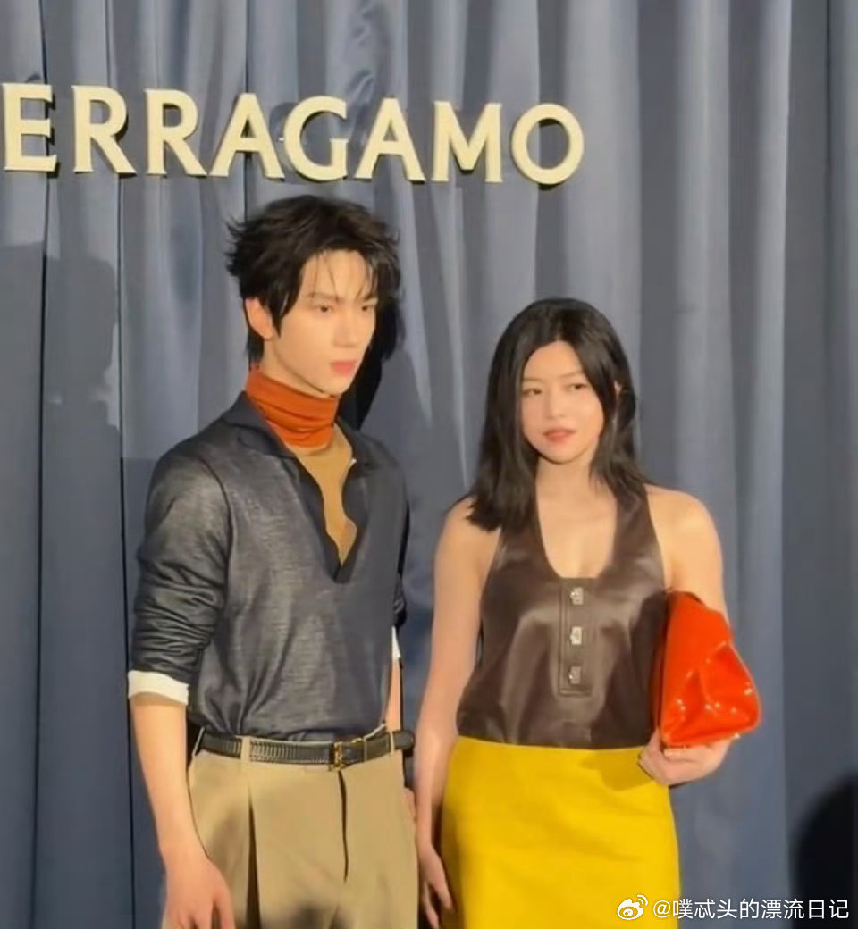 余承恩陈妍希同框余承恩陈妍希同框比心余承恩和陈妍希同框好养眼，比心的瞬间甜度直接