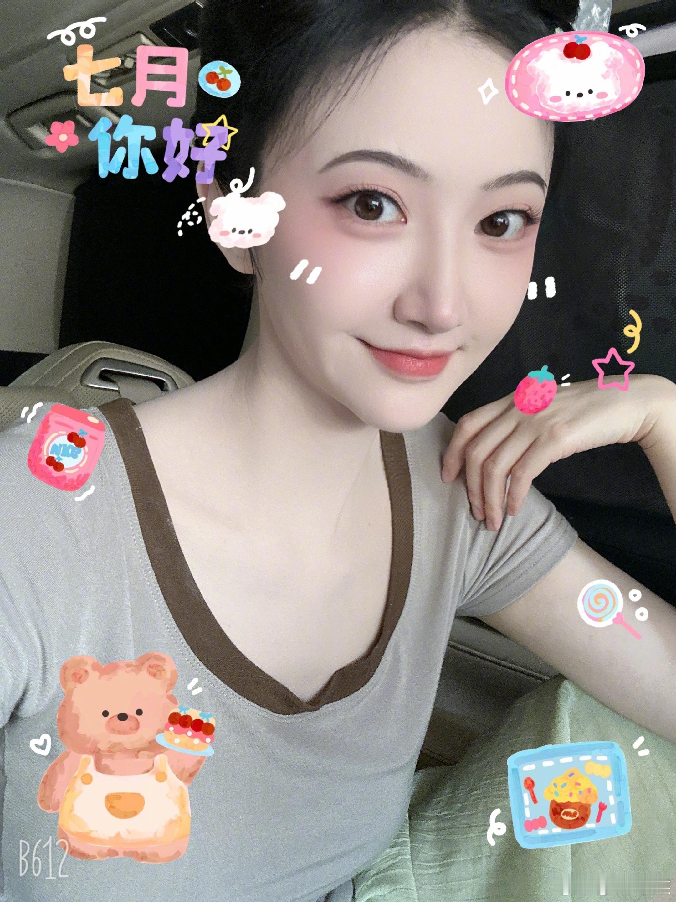 那精致的五官，迷人的气质，#景甜实美##景甜直接硬控我# 景甜用美掌控了我的喜怒