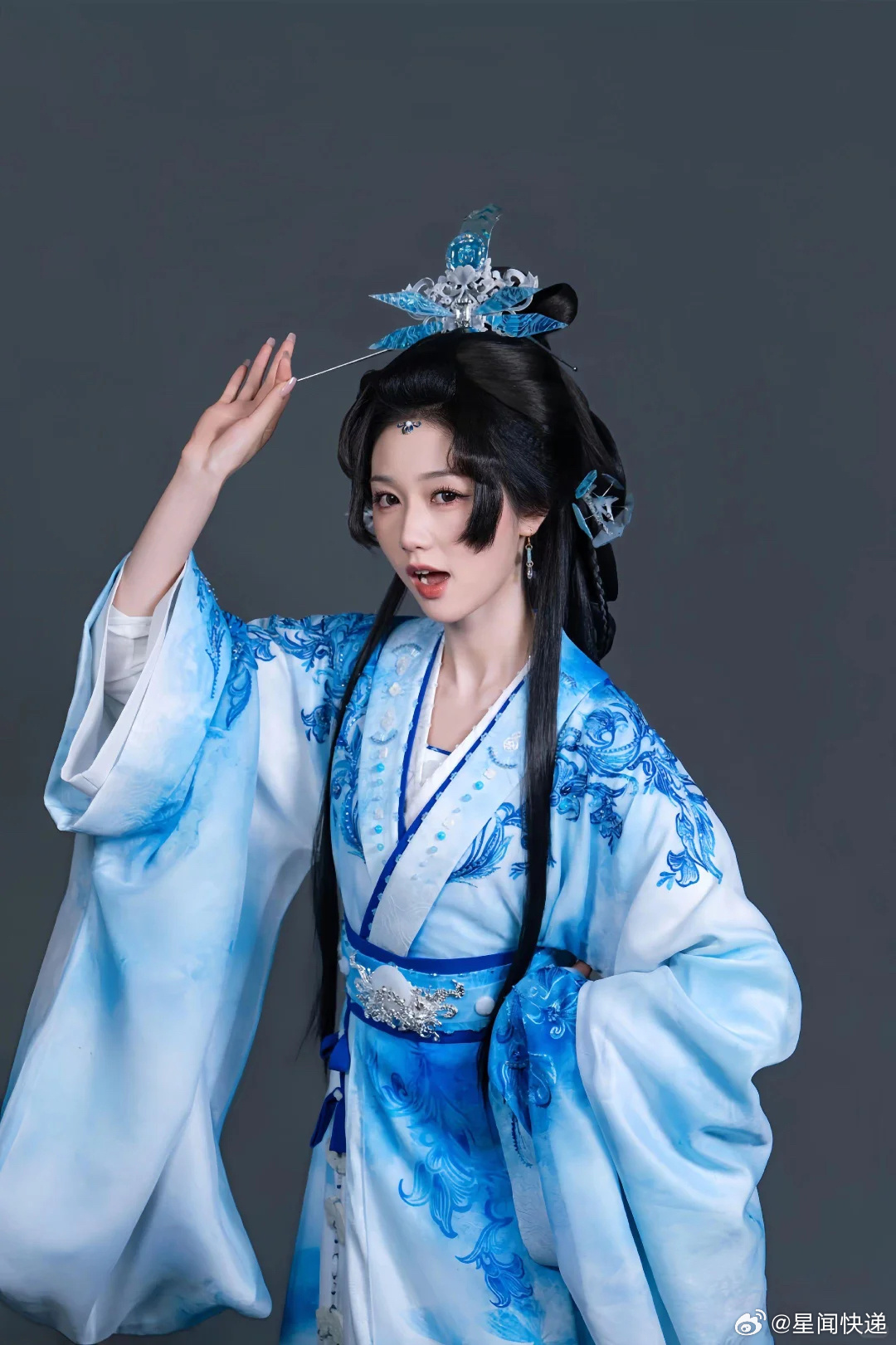 岳雨婷万渣朝凰定妆照岳雨婷《万渣朝凰》定妆照曝光，战国袍+侧刘海造型还原漫画苏绿