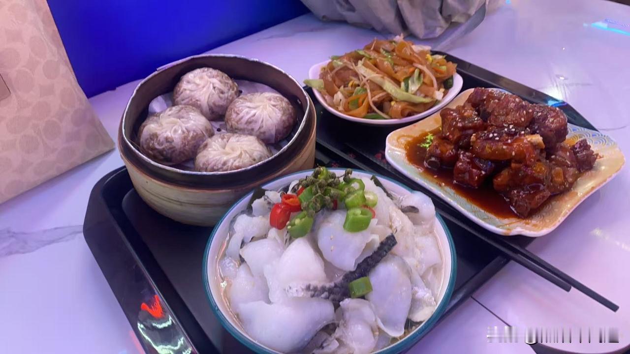 路是走出来的，还是选择出来的，这问题就像先有鸡还是先有蛋。
我想起小时候，家门口