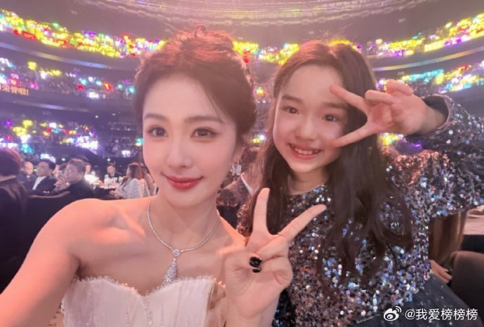董璇小酒窝去了白鹿演唱会童真热爱奔赴星光舞台，小酒窝亲临十周年音乐会现场，小小的