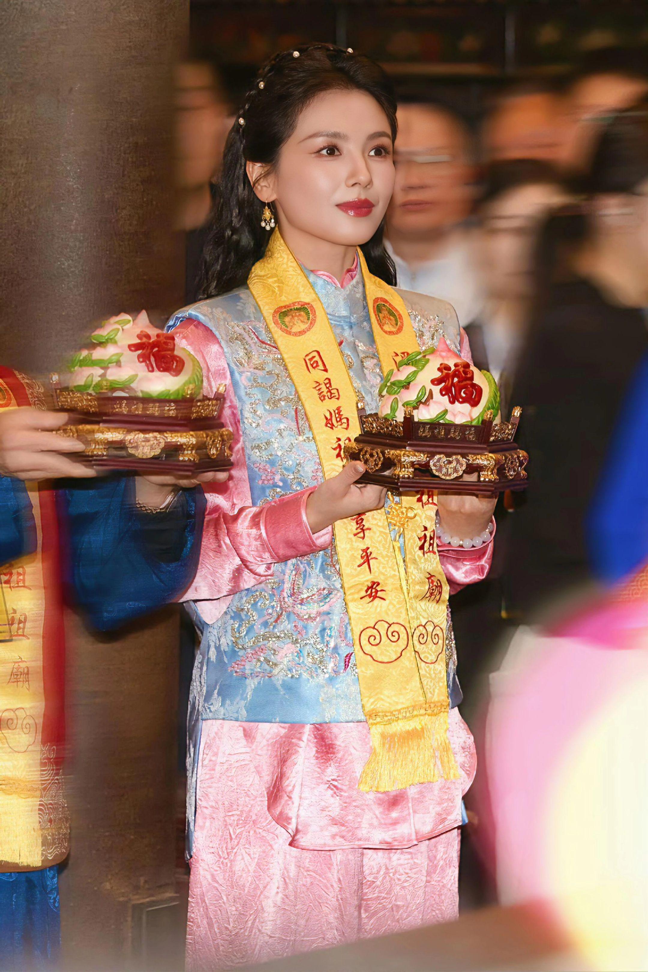 封神氛围感！刘涛湄洲岛守夜妈祖太有神性了✨   海风绕湄洲，灯火映虔诚...