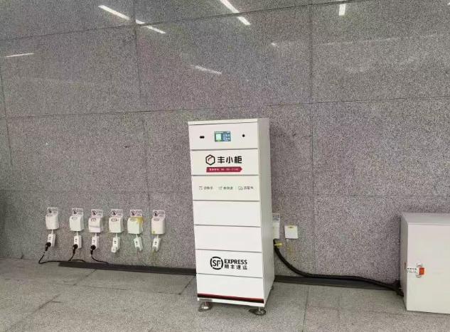 【广州地铁可以“自助寄件”了】广州地铁首次在地铁车站试点推出“自助寄件”服务。4