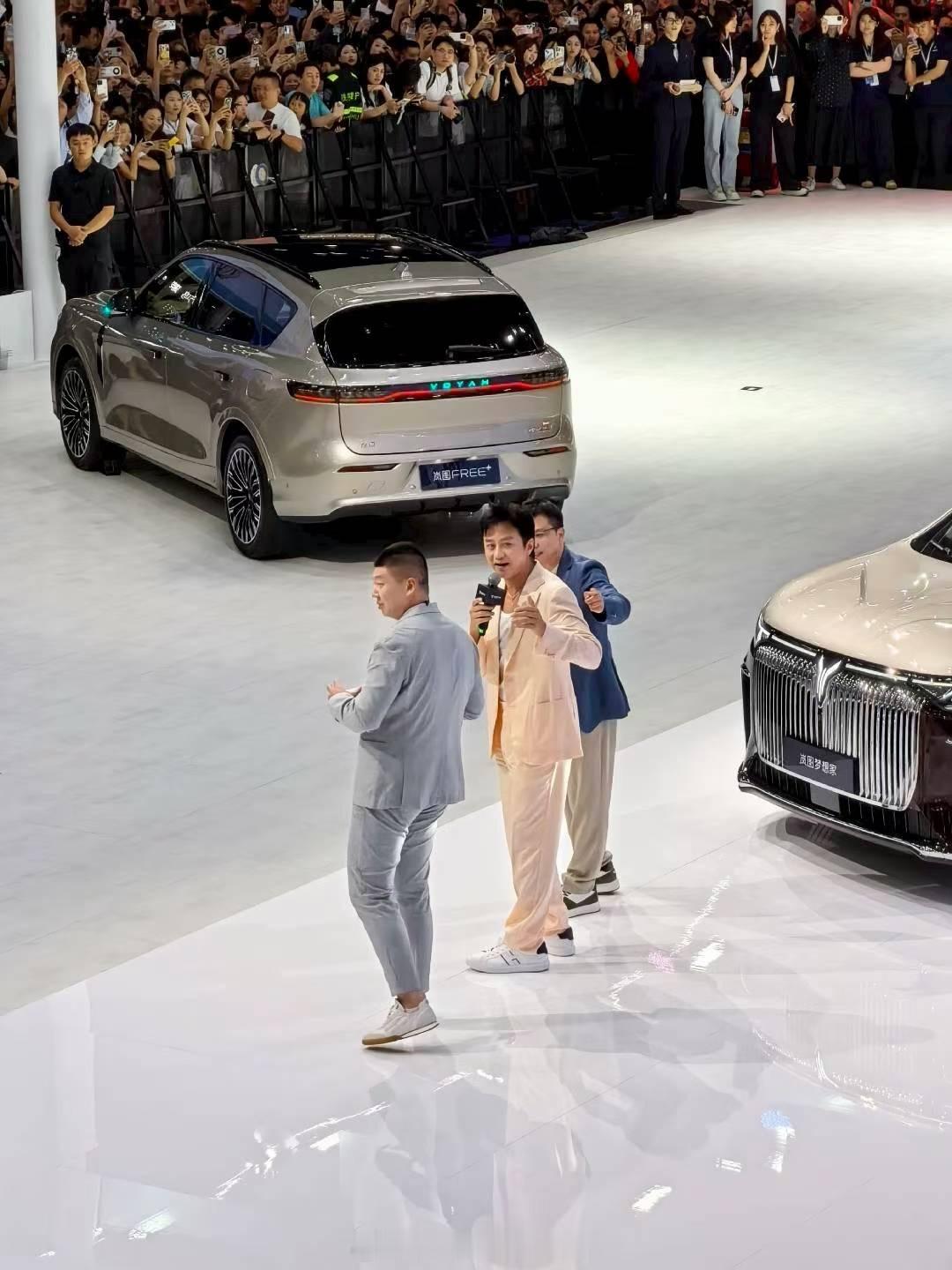 2025成都车展邓超 闪现揽图展台，话说超哥参加车企的活动不算多哈[嘻嘻] ​​