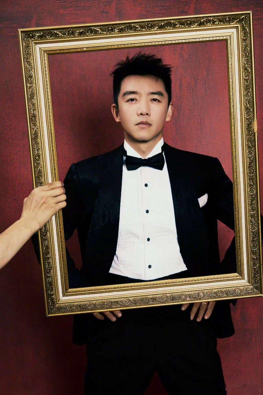 郑恺想要郑恺得到 郑恺把重影里的马伟成吃透了，主动提脸部妆造建议，金丝眼镜和嘴唇