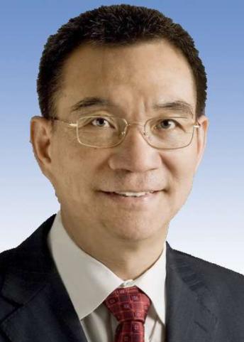 1979年，一名台湾连长冒死游泳横渡台湾海峡回到了祖国大陆，而他的妻子在接受审问