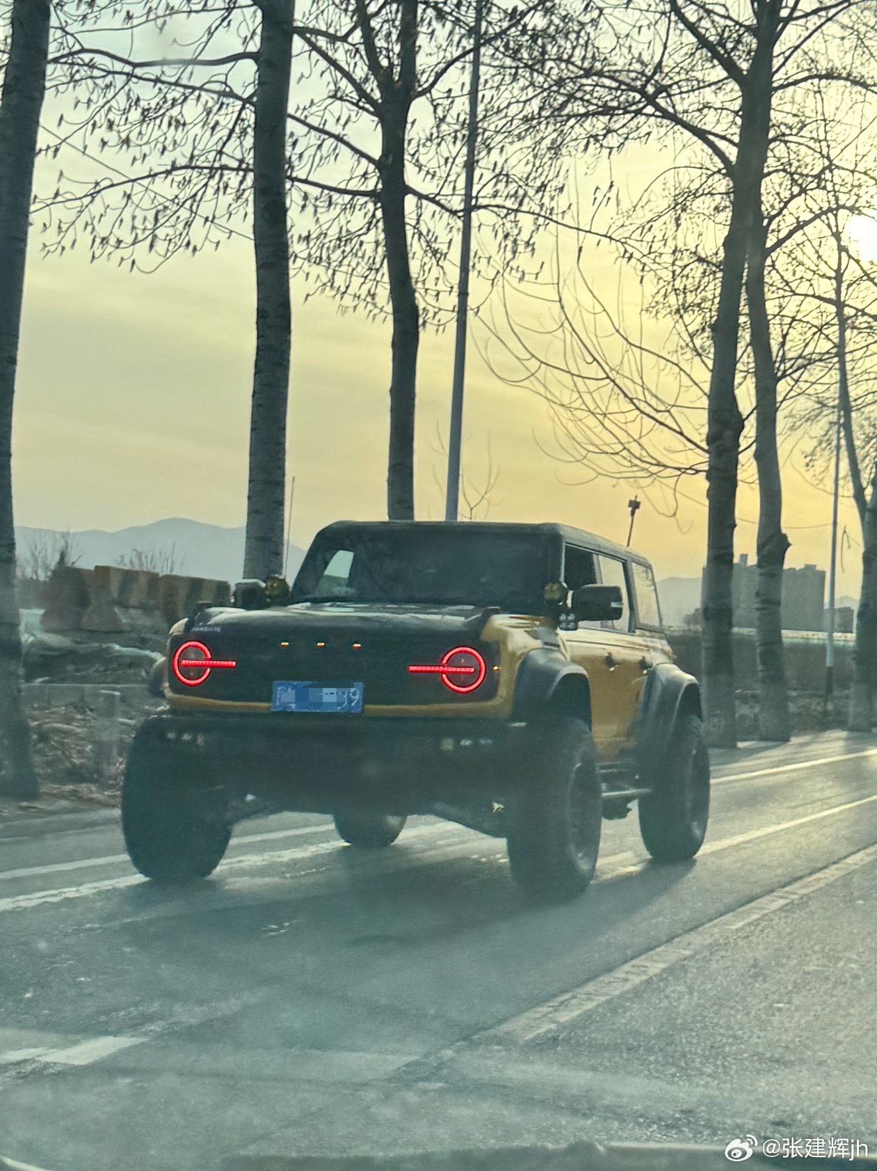 迎面走来的是一只大螃蟹……脚还是得大码（宽胎）才行，不然下盘看着真不稳