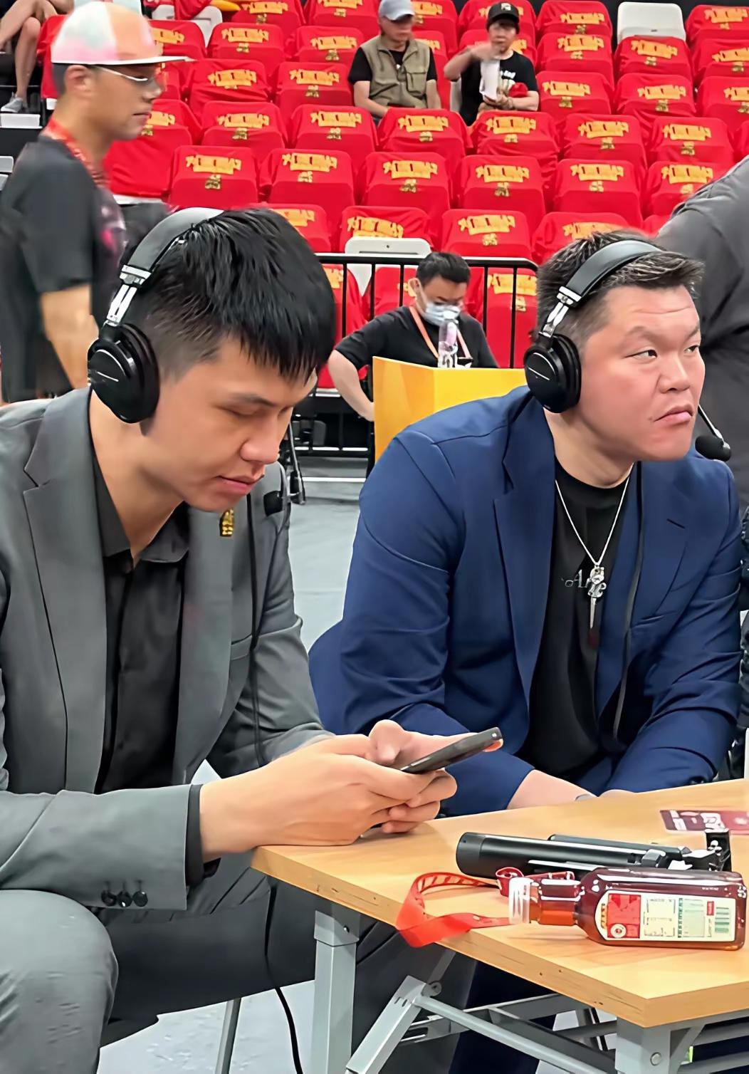 今晚广厦就安排孙铭徽、胡金秋林秉圣三人轮休吧，这三个人都是有伤在身，桑普森这样的